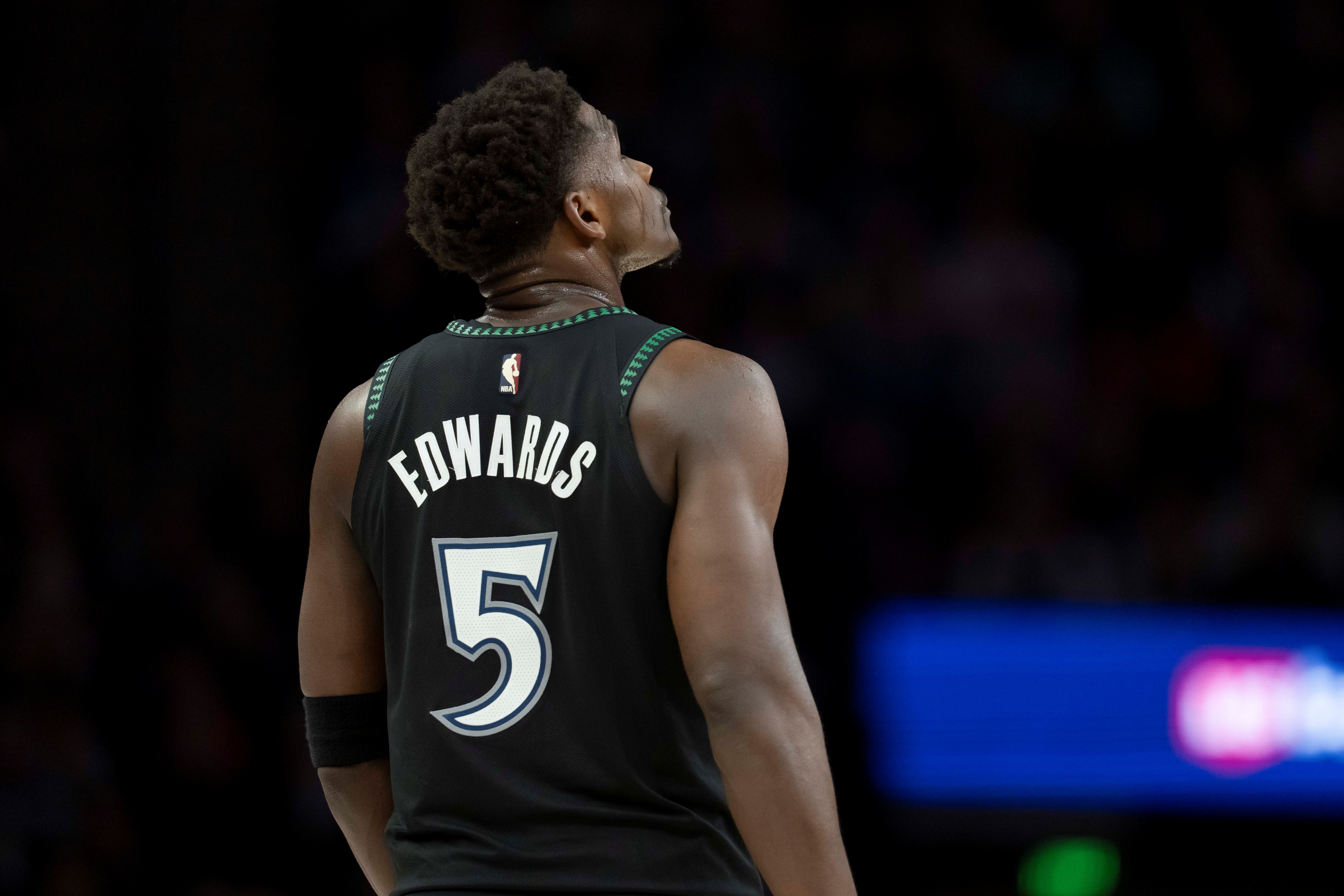 华体会官网-铁麻了!爱德华兹15中2&三分10中1&罚球10中9 仅得14分4助攻